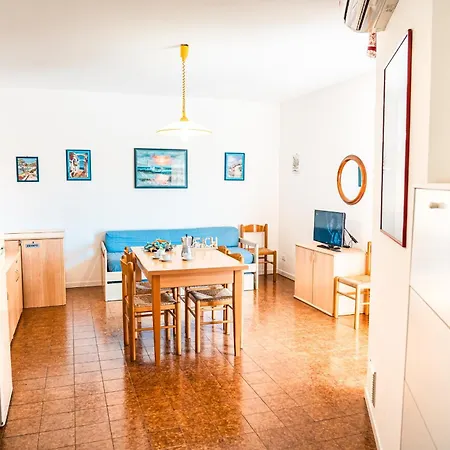 Comfy Flat Near The And Shops In